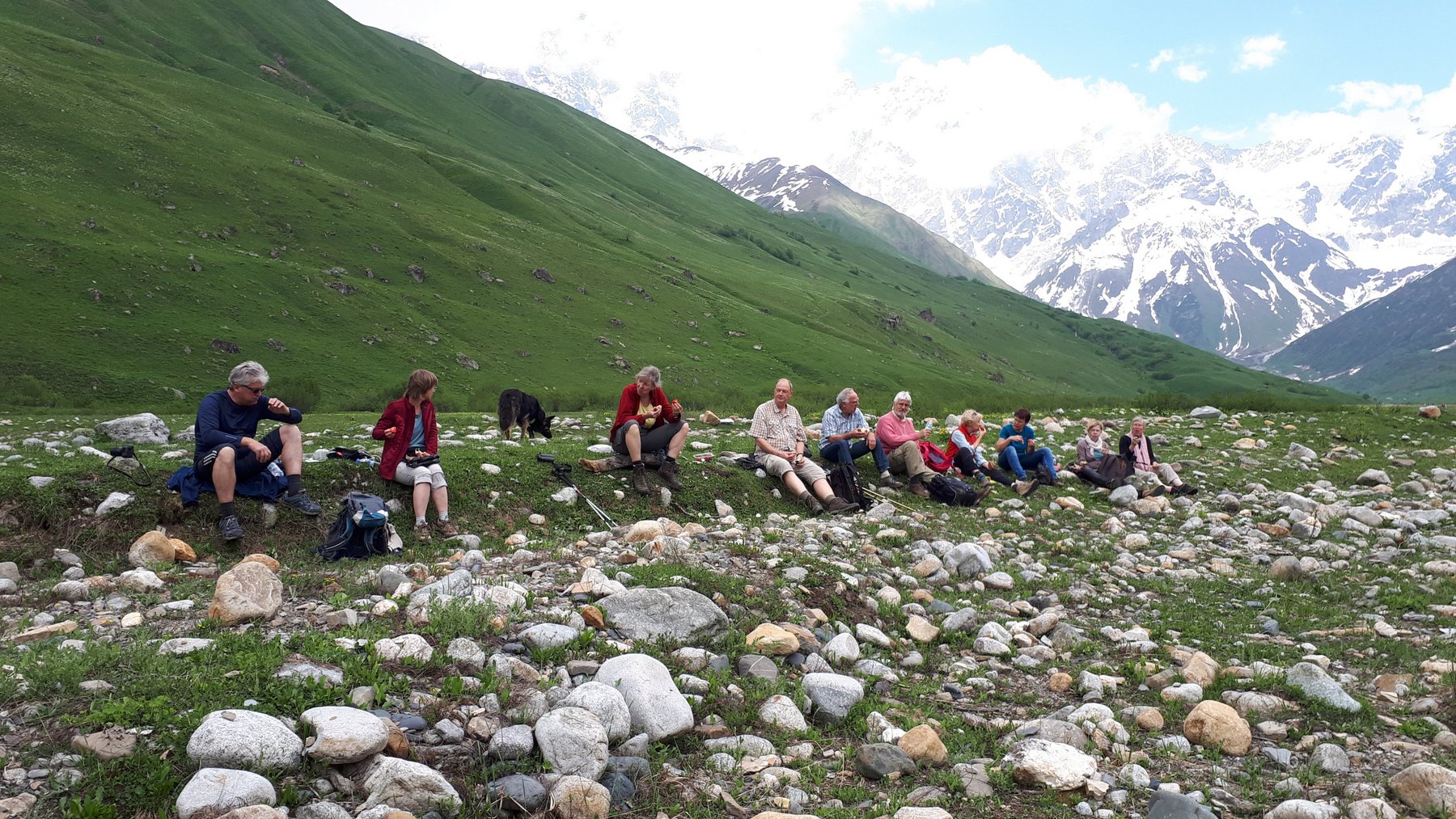 Rast der Reisegruppe Frühstück im Kaukasus im Schrara Tal in Swanetien Georgien Reise Kaukasus-Reisen