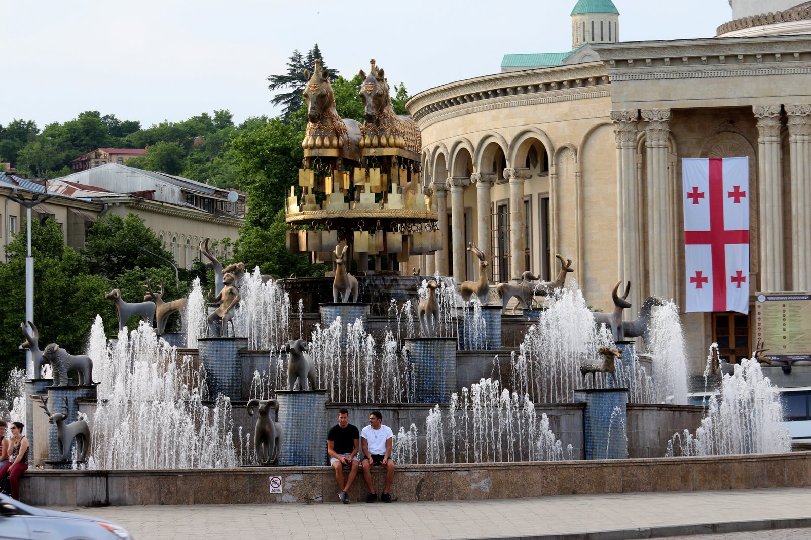 Blick auf den zentralen Brunnen in Kutaissi Georgien mit den Skulpturen der Tiere und Menschen der Kolchis Kaukasus-Reisen