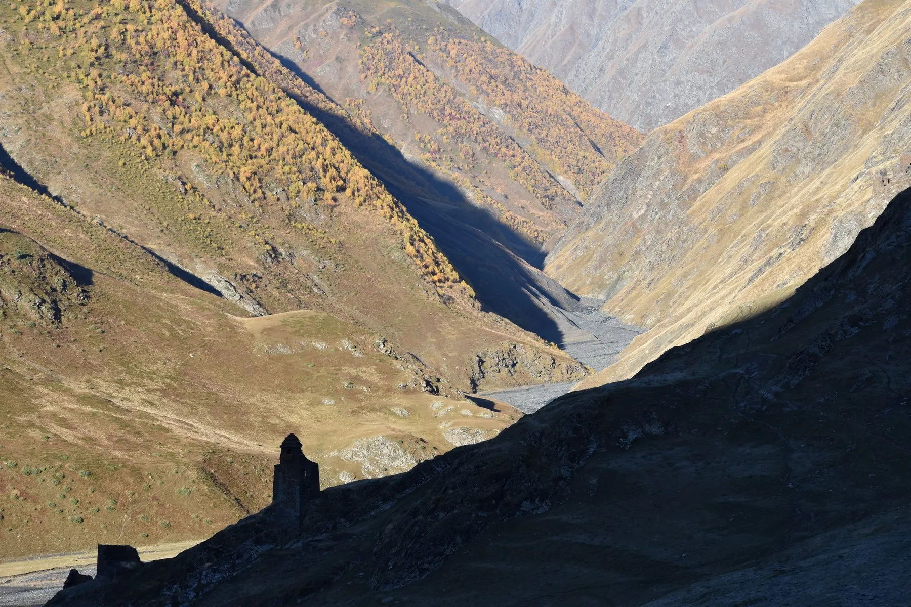 Georgien Reise Georgienreise Wandern Wanderreise Wanderurlaub Trekking Trecking Treckingreise Tour Tuschetien Tusheti Omalo Schatili Shatili Chewsuretien Khevsureti mountains Berge Kaukasus Urlaub Ferien Abenteuer Abenteuerreise Offroadtour Offroadreise individuell Kleingruppe Hochgebirge Steppe Tiflis Tbilissi Tbilisi Kaukasus-Reisen Natur Tiere Transhumance Pferde Guide Zelten Camp Atsunta Pass Stepantsminda Juta Dshuta Kasbegi Kazbegi Kasbek Shatili Schatili