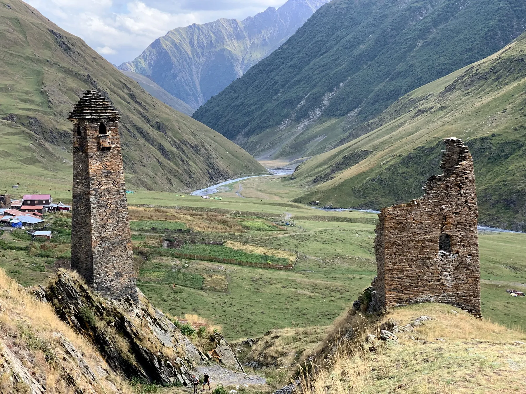 Georgien Reise Georgienreise Wandern Wanderurlaub Trekking Trecking Treckingreise Tour Tuschetien Tusheti Omalo Schatili Shatili Chewsuretien Khevsureti mountains Berge Kaukasus Urlaub Ferien Abenteuer Abenteuerreise Offroadtour Offroadreise individuell Kleingruppe Hochgebirge Steppe Tiflis Tbilissi Tbilisi Kaukasus-Reisen Natur Tiere Transhumance Pferde Guide Zelten Camp Atsunta Pass Stepantsminda Juta Dshuta Kasbegi Kazbegi Kasbek Shatili Schatili