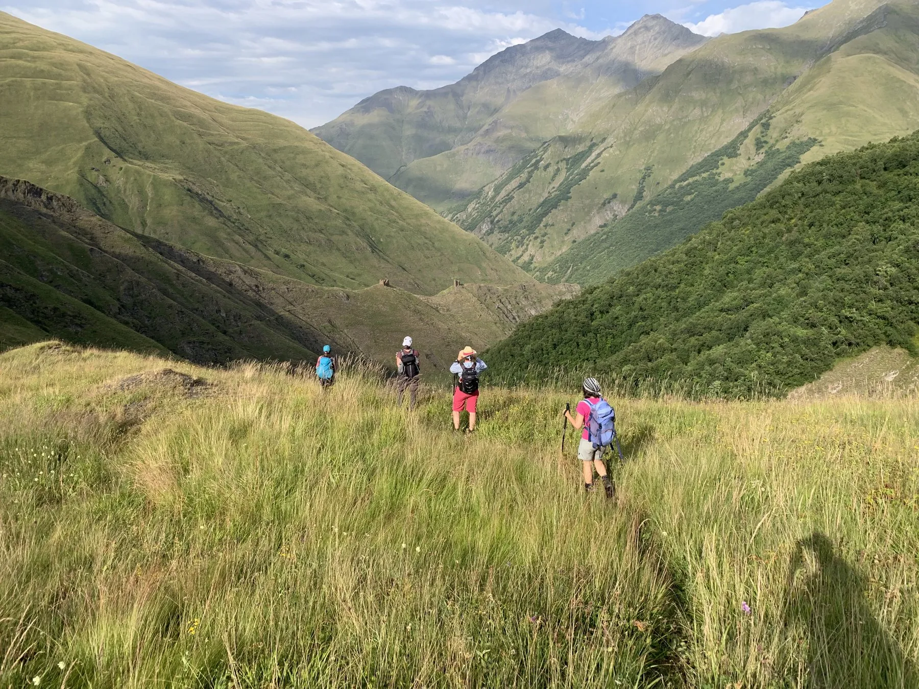 Georgien Reise Georgienreise Wandern Wanderurlaub Trekking Trecking Treckingreise Tour Tuschetien Tusheti Omalo Schatili Shatili Chewsuretien Khevsureti mountains Berge Kaukasus Urlaub Ferien Abenteuer Abenteuerreise Offroadtour Offroadreise individuell Kleingruppe Hochgebirge Steppe Tiflis Tbilissi Tbilisi Kaukasus-Reisen Natur Tiere Transhumance Pferde Guide Zelten Camp Atsunta Pass Stepantsminda Juta Dshuta Kasbegi Kazbegi Kasbek Shatili Schatili