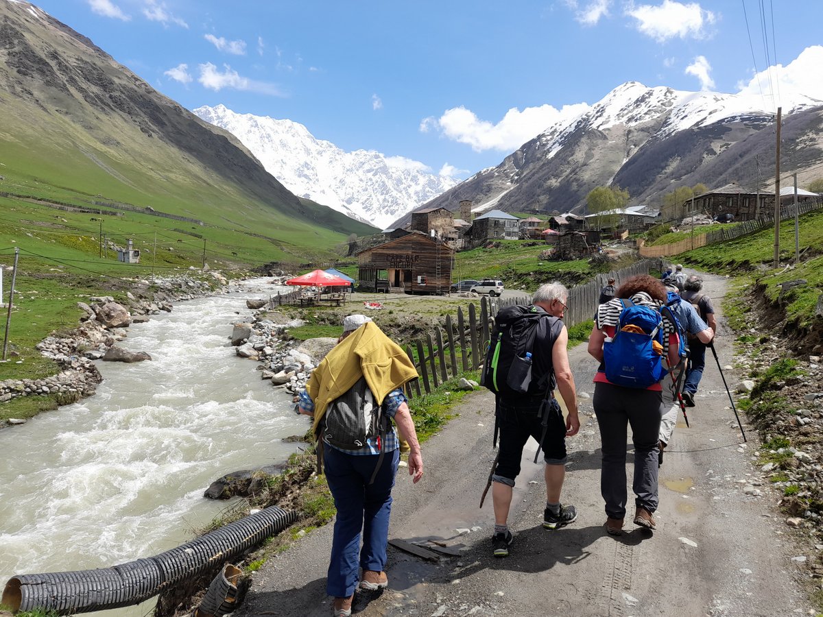 Georgien Reise Frühstück im Kaukasus in Swanetien, Blick auf den Uschba