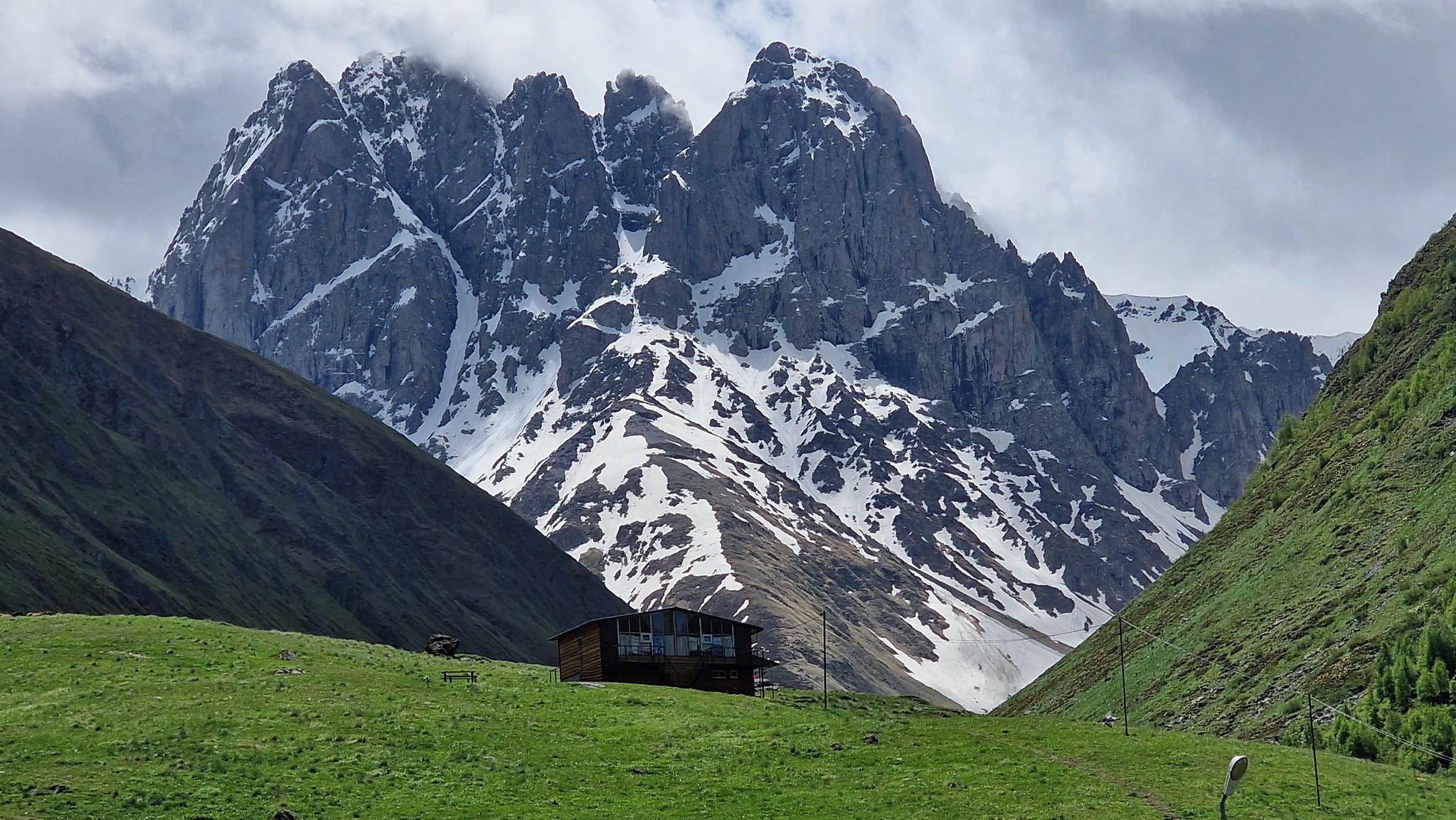 Blick auf das Chaukhi Massiv bei Dshuta, Georgien