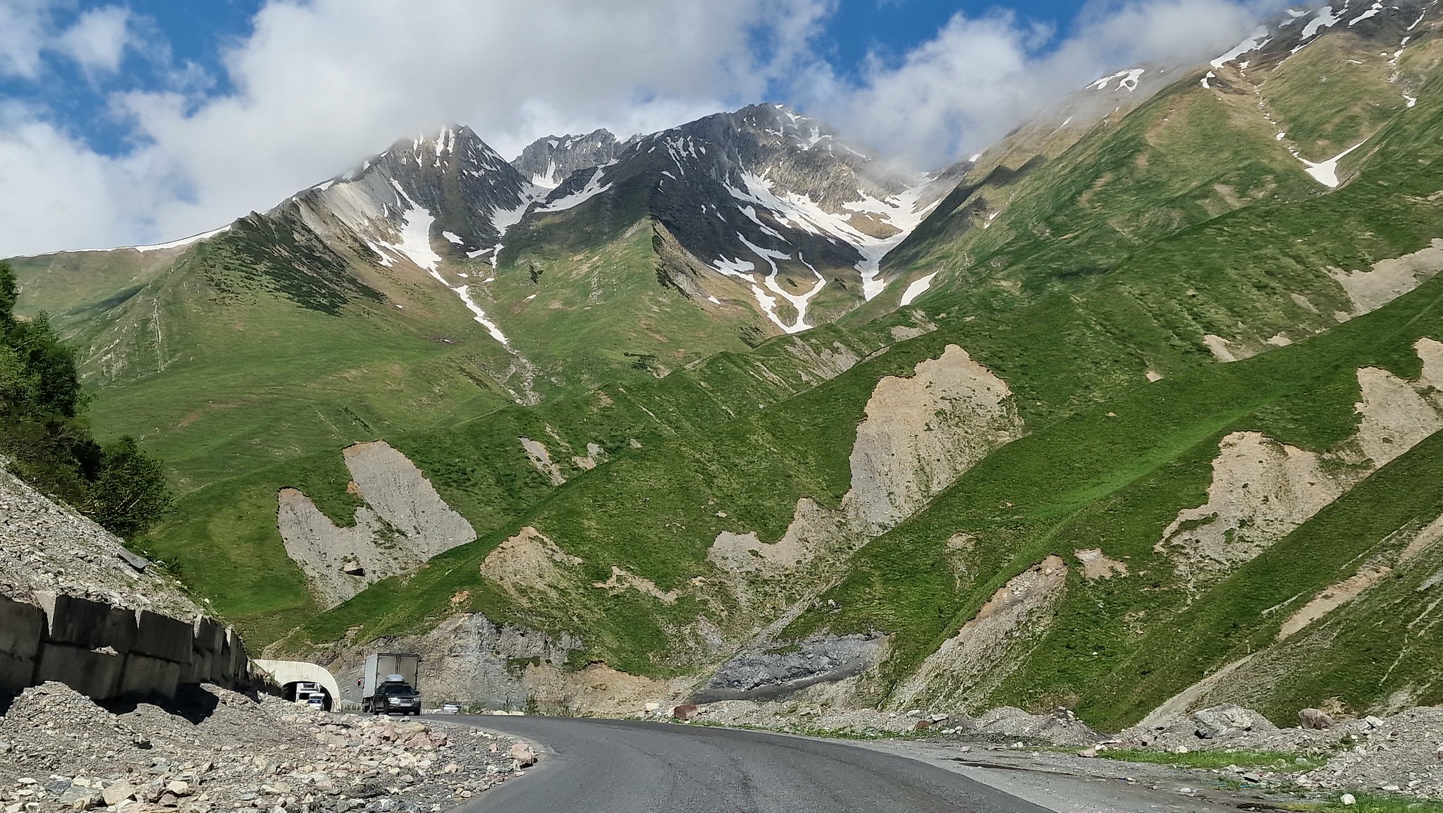 Auf der Georgischen Heerstraße bei Kobi, Georgien