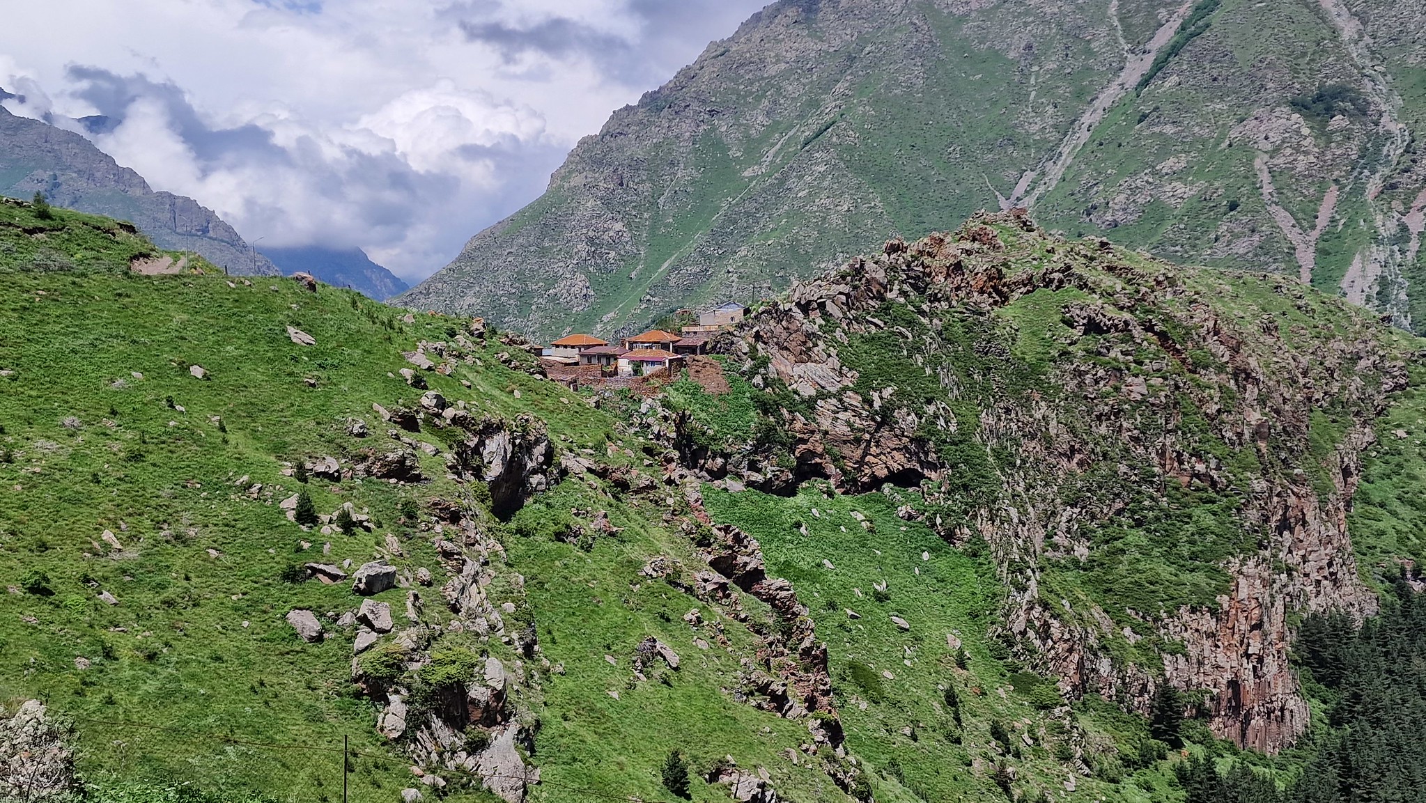 Blick auf das Dorf Zdo in Georgien im Großen Kaukasus