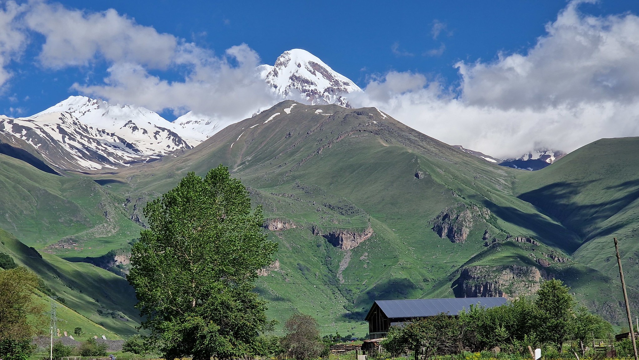 Blick auf den Kasbek vom Sno Tal Georgien