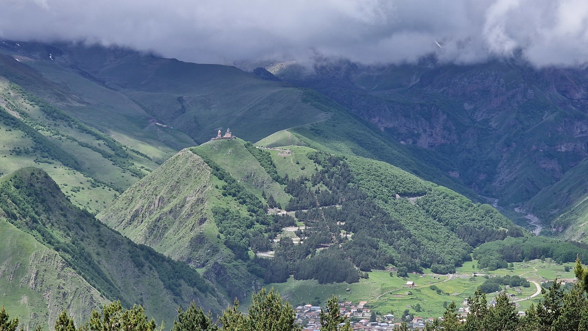 Blick auf die Dreifaltigkeitskirche Zminda Sameba in Gergeti Stepantsminda Georgien