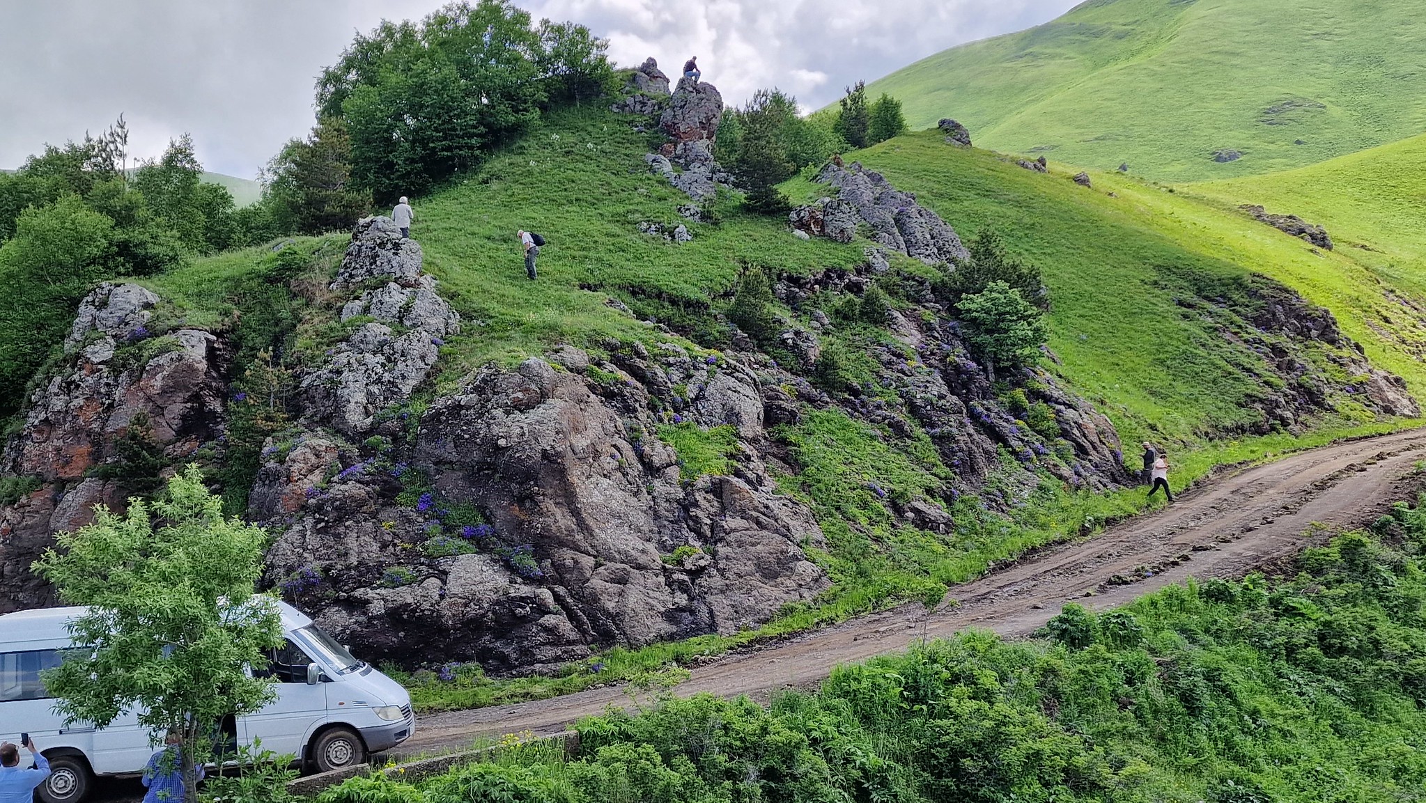 Botaniker in einem Biotop bei Bakuriani, Kleiner Kaukasus, Georgien