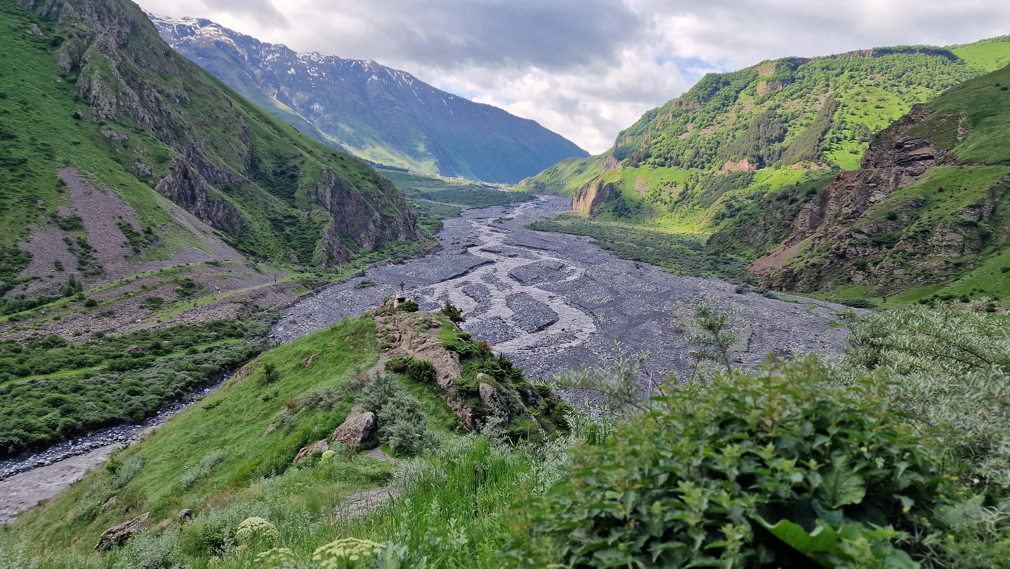 Blick auf den Fluss Terek in der Darialschlucht in Georgien