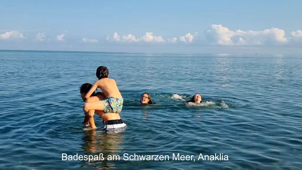 Baden im Schwarzen Meer bei Anaklia Georgien