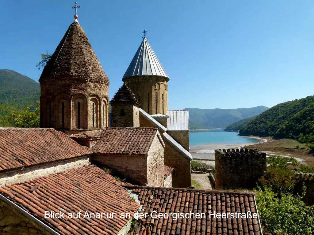 Blick auf Ananuri an der Georgischen Heerstraße Georgien