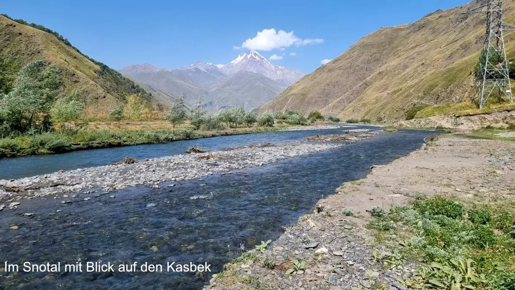 Im Snotal mit Blick auf den Kasbek Georgien