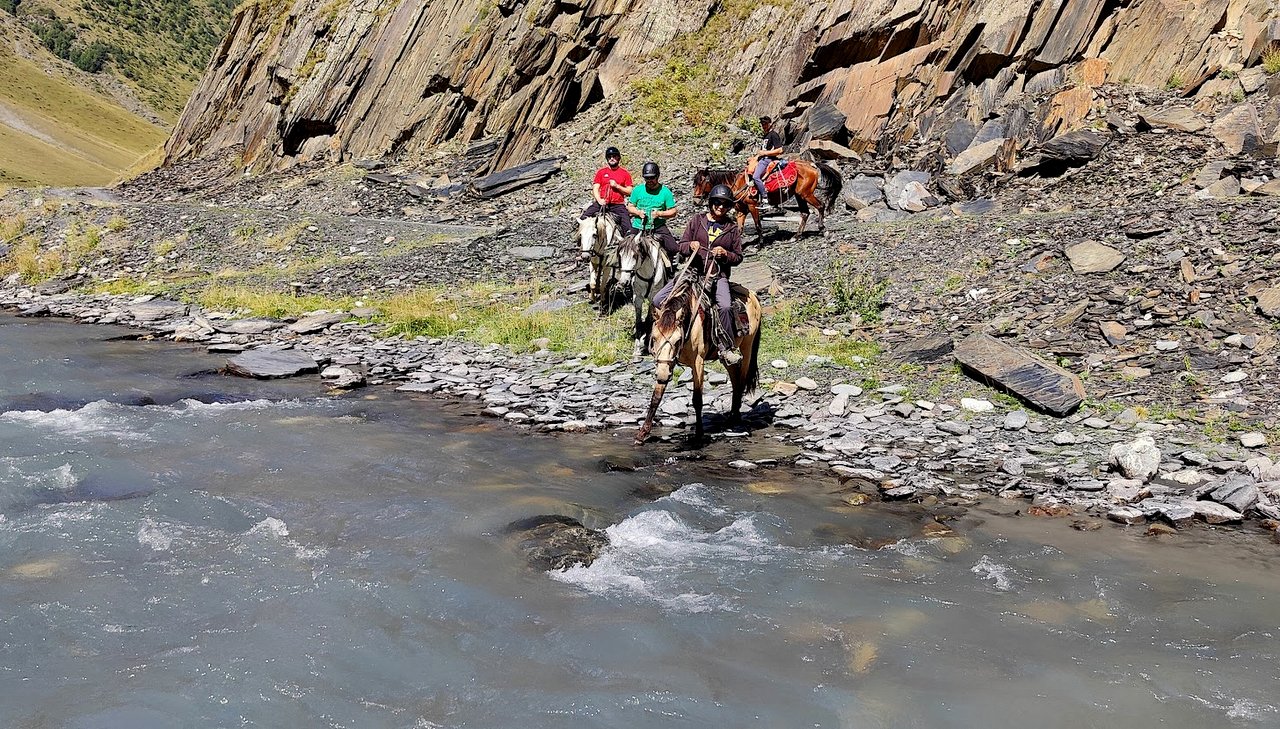 Durchquerung eines Flusses in Georgien zu Pferd