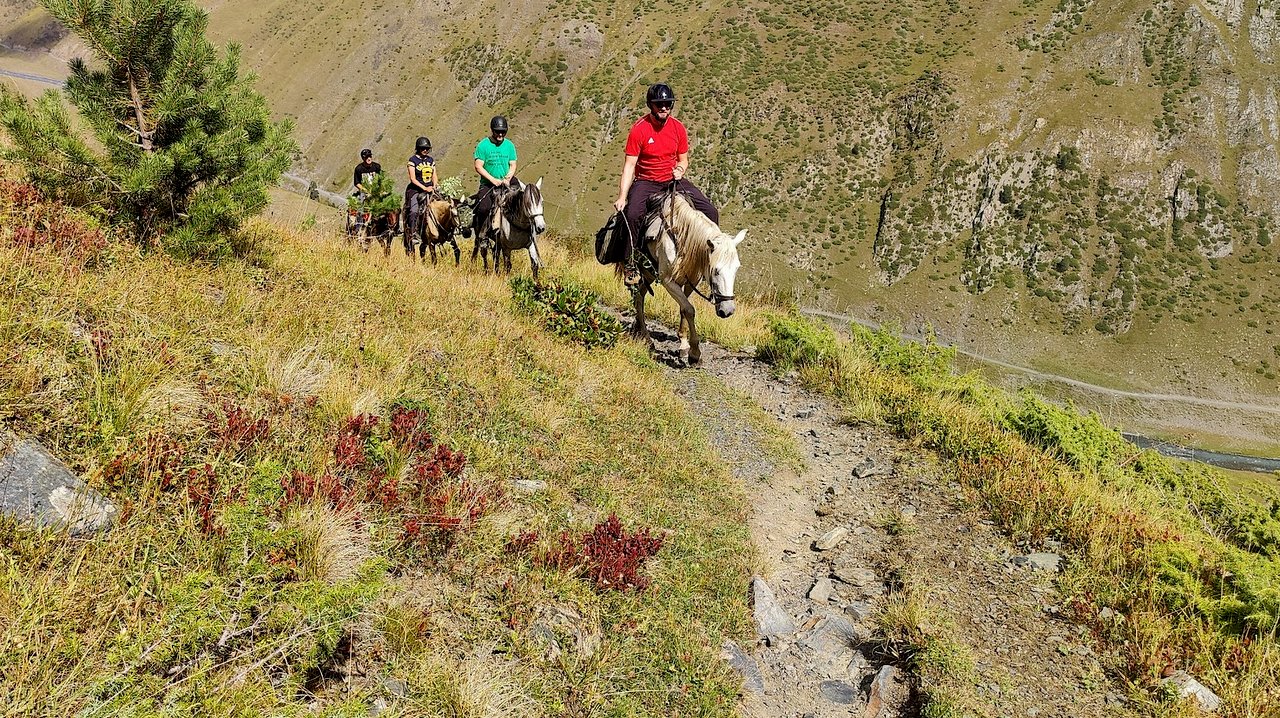 Gruppe von Reitern auf einem Trail in Tuschetien