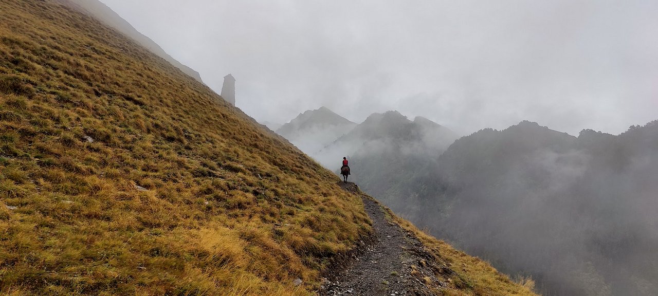 Bergwelt im Kaukasus mit Reiter